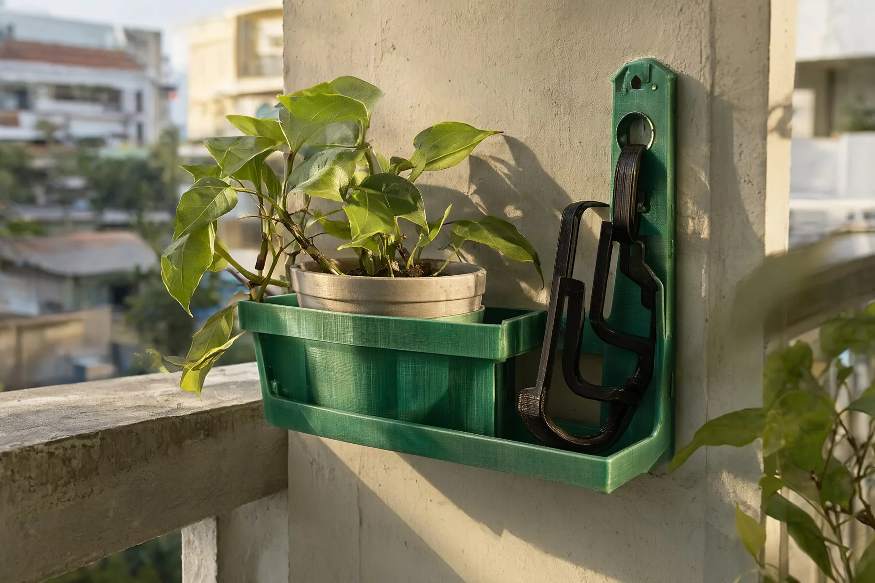 Rak pot tanaman PETG hijau dengan pengait PETG hitam, terpasang di dinding balkon yang terkena sinar matahari