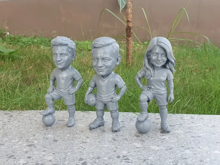 Tiga figur pemain bola sebelum dicat