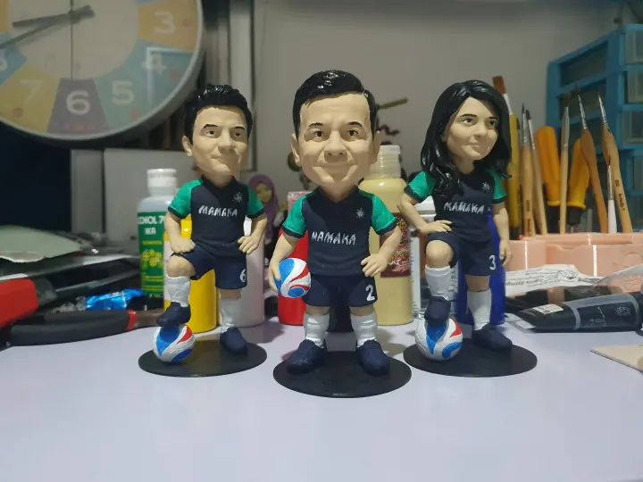Tiga figur pemain bola bertema keluarga