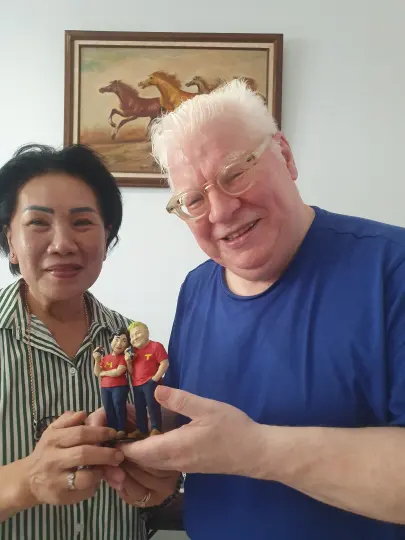 Figur pasangan custom bersama pemiliknya