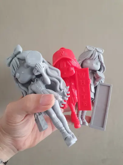 Tiga figur chibi sebelum dicat
